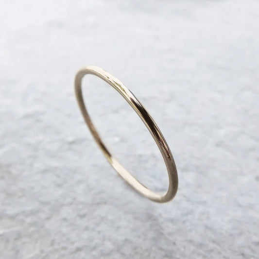 14K GOUDEN RONDE STAPELRING 1,2 MM DIK (GEHAMERD OF GLAD)