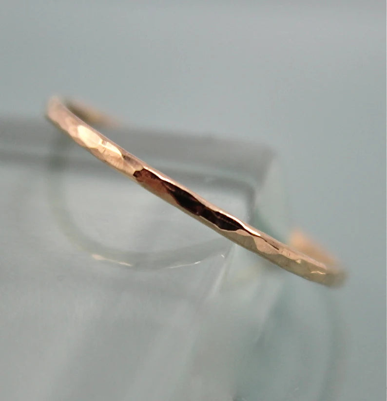 14K GOUDEN RONDE STAPELRING 1,2 MM DIK (GEHAMERD OF GLAD)