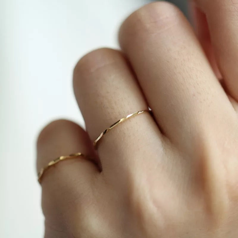 14K GOUDEN STAPELRING MET HALVE DRAAI